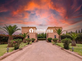 Villa de standing à louer pour vos vacances avec cuisinière à Sidi Abdallah Ghiat.
Belle piscine 20 m terrasse et jardin 10000 Dhs par jour - Villa à vendre - Autre