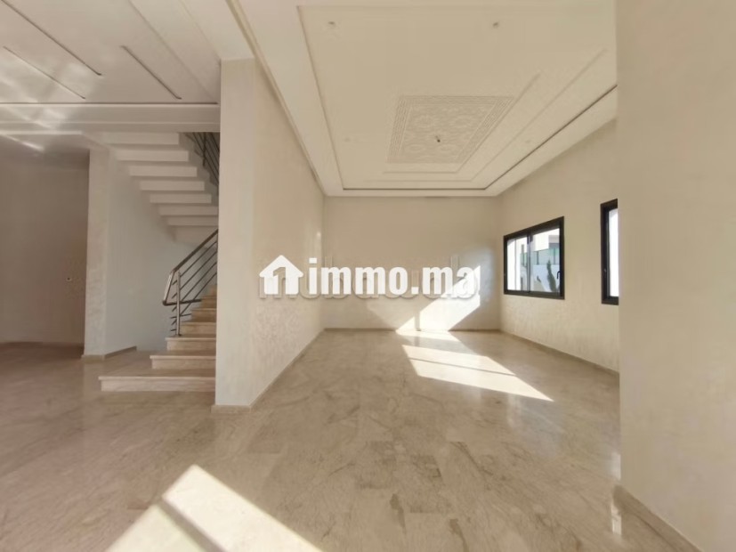 Belle villa avec Jardin et Piscine - Location Immobilier - Dar Bouazza - photo 2