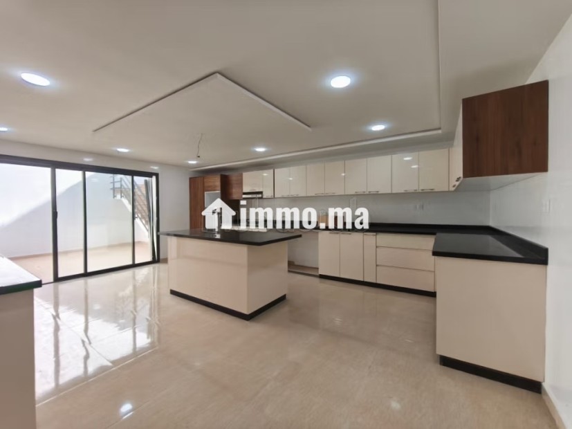 Belle villa avec Jardin et Piscine - Location Immobilier - Dar Bouazza - photo 4