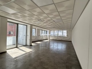 Location de bureaux à Agdal. Surface de 700 m². Ascenseur et garage - Bureau à louer - Rabat
