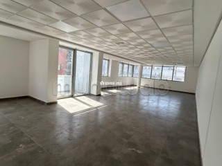 Location de bureaux à Agdal. Surface de 700 m². Ascenseur et garage - Bureau à louer - Rabat