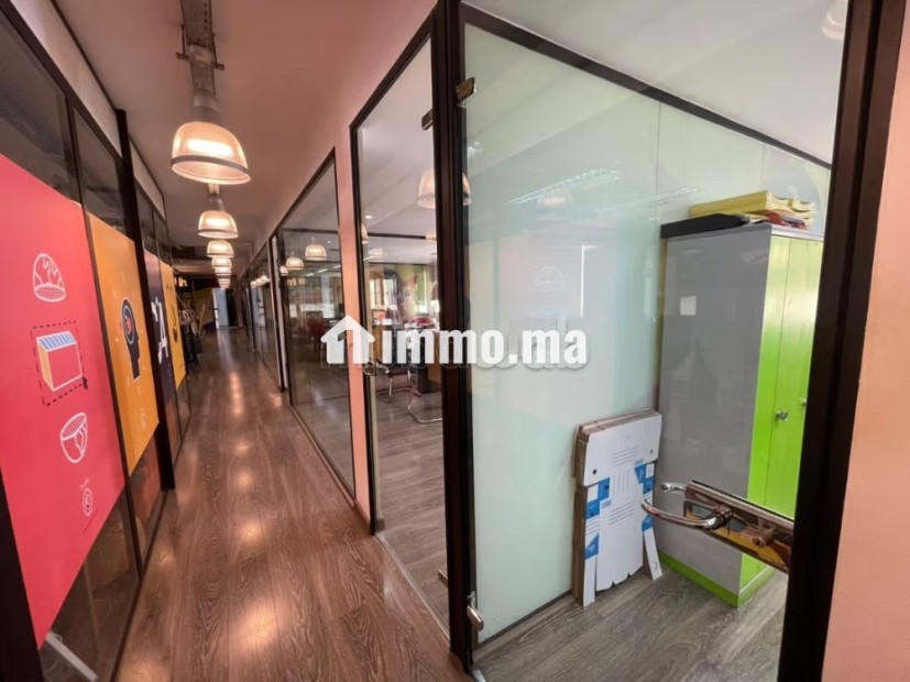 Bureaux à louer à Gauthier.
Superficie 380 m².
Ascenseur et terrasse - Location Immobilier - Casablanca - photo 5