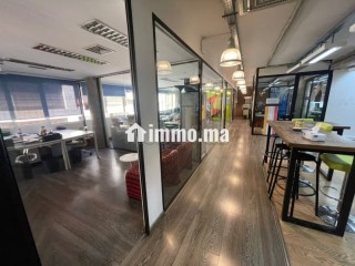 Bureaux à louer à Gauthier.
Superficie 380 m².
Ascenseur et terrasse - Bureau à louer - Casablanca