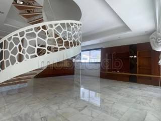 Maison de luxe à louer à Riyad. 5 pièces. Garage et terrasse - Villa à louer - Rabat