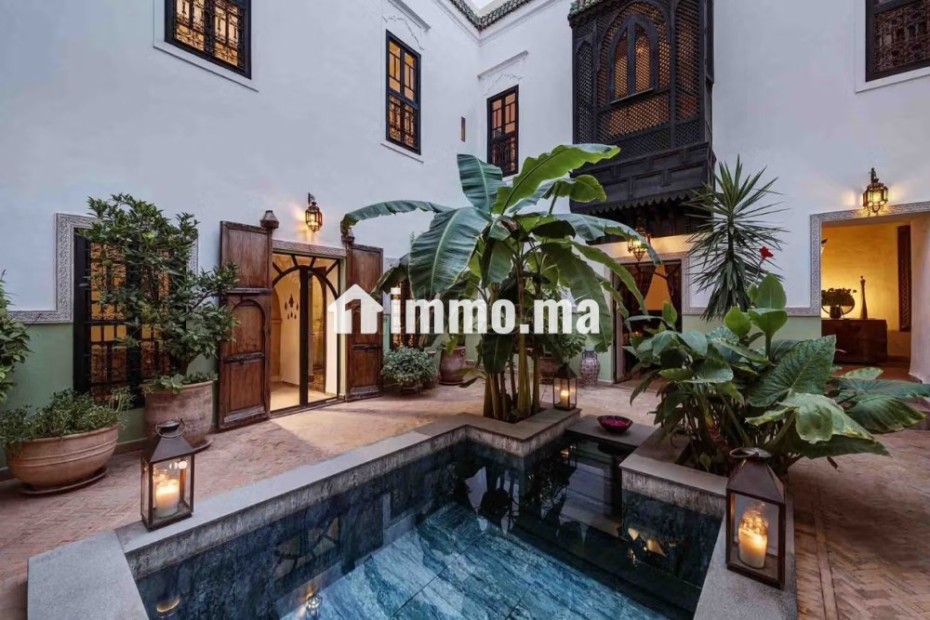 Riad à Vendre – Darb Dabachi, Marrakech À seulement 3 minutes à pied de la célèbre place Jamaa El Fna. - Vente Immobilier - Marrakech - photo 2