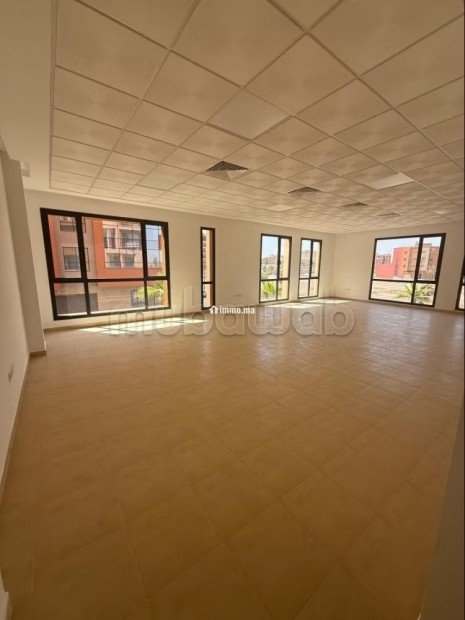 Location de bureaux à Route de Safi.
Surface de 81 m².
Ascenseur et stationnement - Location Immobilier - Marrakech - photo 1