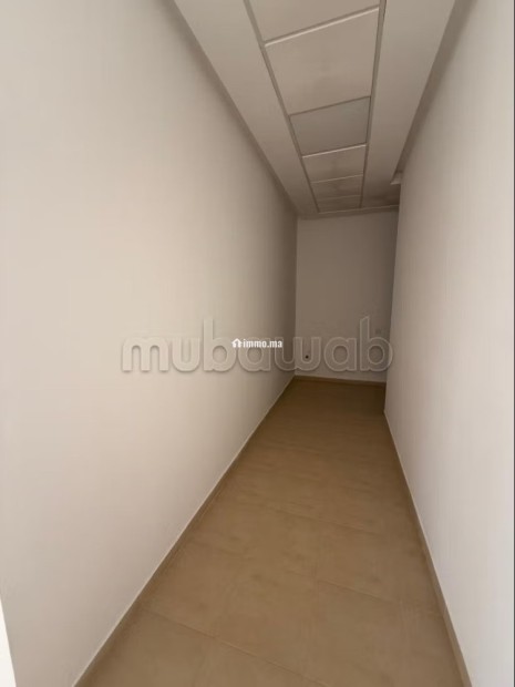 Location de bureaux à Route de Safi.
Surface de 81 m².
Ascenseur et stationnement - Location Immobilier - Marrakech - photo 2