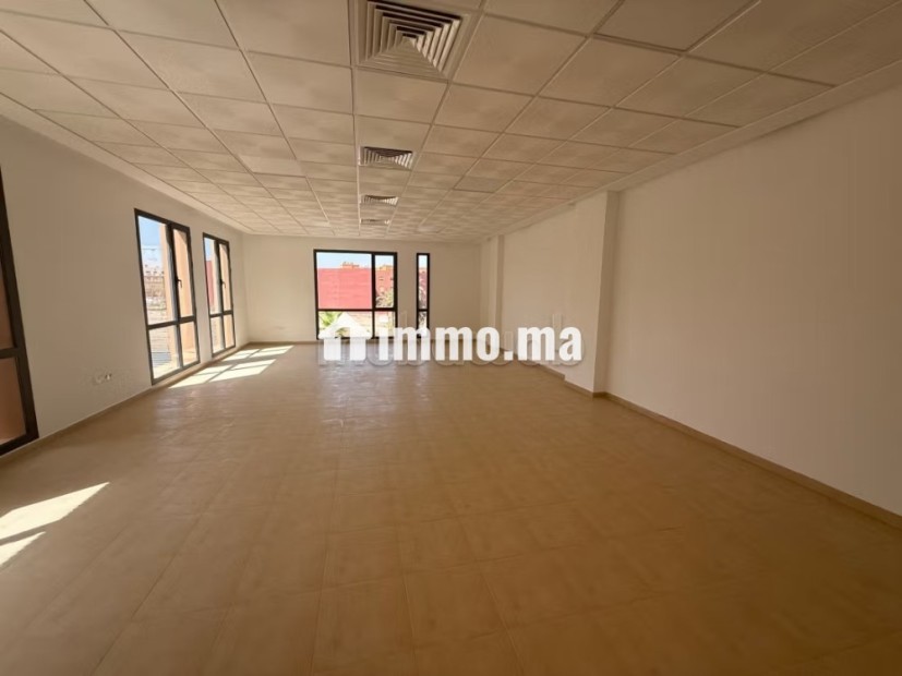 Location de bureaux à Route de Safi.
Surface de 81 m².
Ascenseur et stationnement - Location Immobilier - Marrakech - photo 4