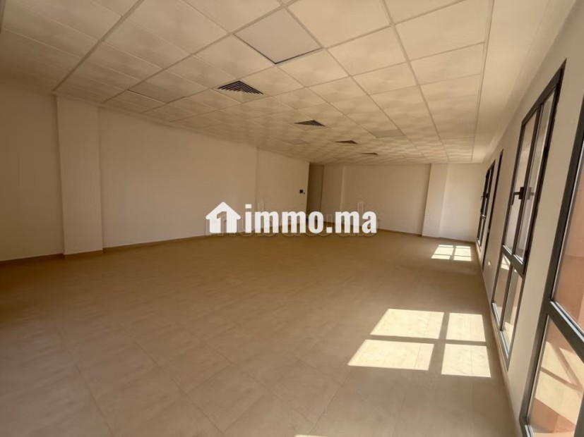 Location de bureaux à Route de Safi.
Surface de 81 m².
Ascenseur et stationnement - Location Immobilier - Marrakech - photo 6