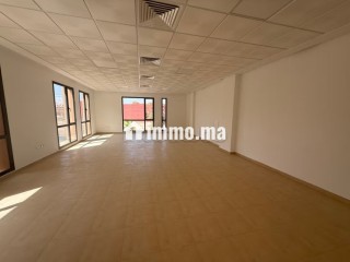 Location de bureaux à Route de Safi.
Surface de 81 m².
Ascenseur et stationnement - Bureau à louer - Marrakech