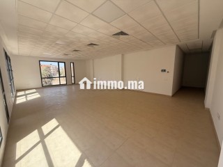Location de bureaux à Route de Safi.
Surface de 81 m².
Ascenseur et stationnement - Bureau à louer - Marrakech