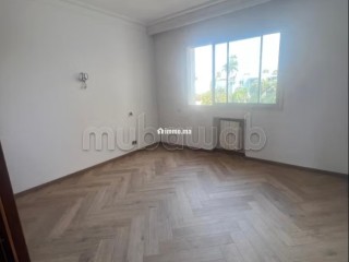 Location d'un appartement à Ain Diab. Surface totale 250 m². Climatisation et piscine - Appartement à louer - Casablanca