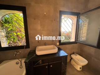 Villa à louer à Ain Diab. Piscine et terrasse Superficie 400 m². Tout confort climatiseur et cheminée - Villa à louer - Casablanca