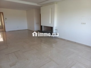 Location d'un appartement à Ain Diab. 3 chambres agréables. Terrasse et ascenseur - Appartement à louer - Casablanca