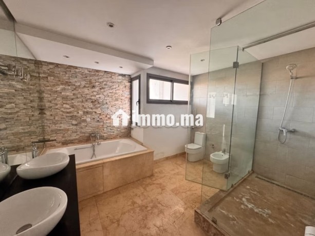 location-de-bureaux-a-cil-hay-salam-surface-totale-800-m2-belle-terrasse-et-jardin-big-5