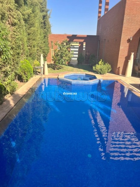Somptueuse villa à vendre à Route de Tahanaout.
Superficie 400 m².
Meublé - Vente Immobilier - Marrakech - photo 2