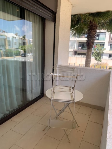 Bel appartement au rez de chaussée en location à Ain Diab Extension.
Surface de 65 m².
Bien meublé - Location Immobilier - Casablanca - photo 2