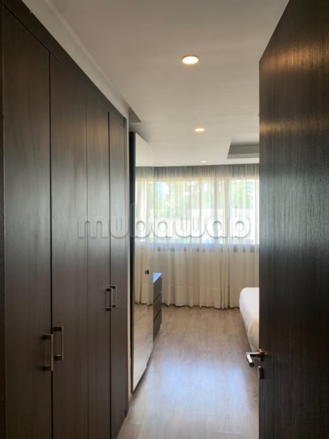 Bel appartement au rez de chaussée en location à Ain Diab Extension.
Surface de 65 m².
Bien meublé - Location Immobilier - Casablanca - photo 7