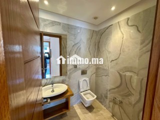 Racine, apprtement vide spacieux et avec une belle terasse - Appartement à louer - Casablanca