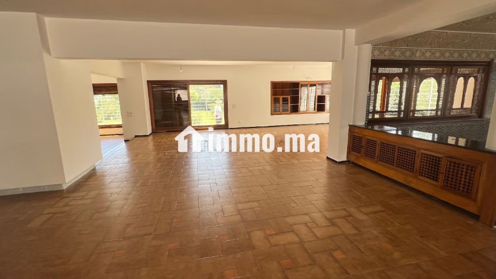 Maison de luxe à louer à Souissi. Superficie 2500 m². Belle terrasse et jardin - Location Immobilier - Rabat - photo 4