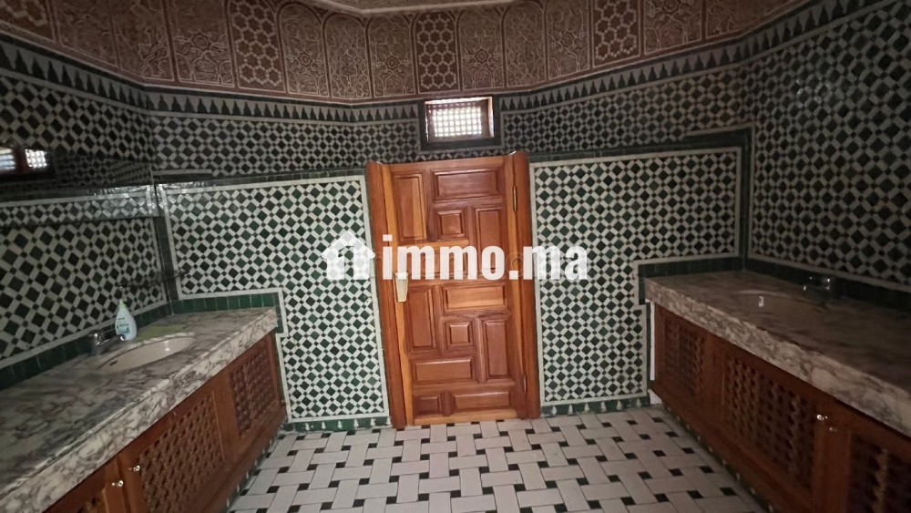 Maison de luxe à louer à Souissi. Superficie 2500 m². Belle terrasse et jardin - Location Immobilier - Rabat - photo 8