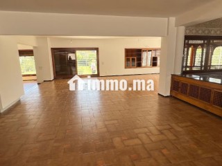 Maison de luxe à louer à Souissi. Superficie 2500 m². Belle terrasse et jardin - Maison à louer - Rabat