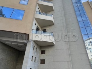 Loue Immeuble usage de bureaux à Agdal. Surface totale 900 m². Double vitrage et chauffage central - Bureau à louer - Rabat