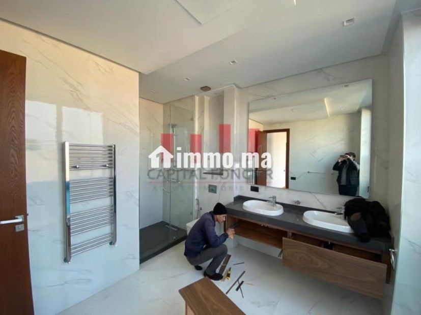 Maison de luxe à louer à Ain Diab.
Superficie 350 m².
Piscine et air conditionné - Location Immobilier - Casablanca - photo 6
