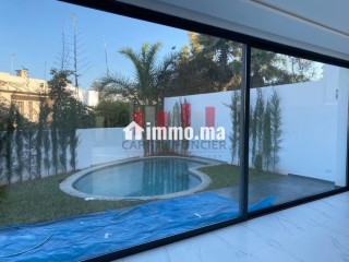 Maison de luxe à louer à Ain Diab.
Superficie 350 m².
Piscine et air conditionné - Maison à louer - Casablanca
