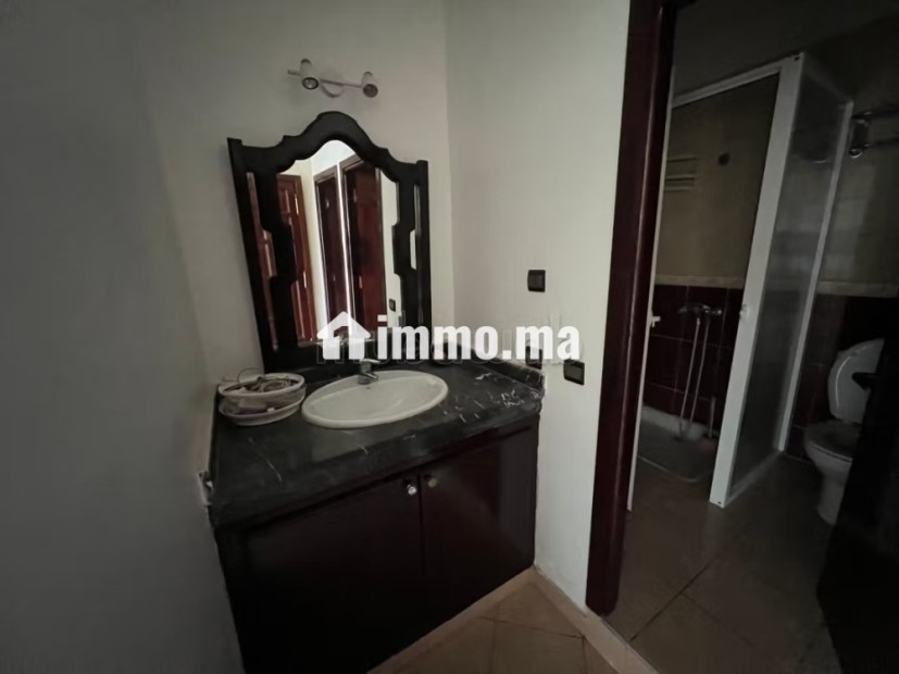 Location d'un appartement à Harhoura. 3 grandes pièces. Salon typique marocain, résidence sécurisée - Location Immobilier - Harhoura - photo 2