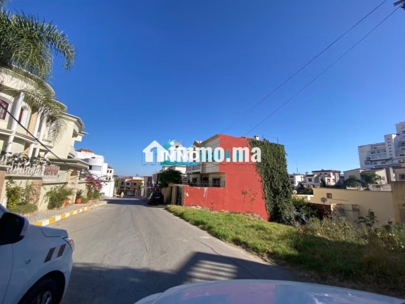 Beau terrain avec 3 façades 4 niveaux R moins 2 et Rplus 1 pour villa à la vente au centre ville souk bkar - Vente Immobilier - Tanger - photo 2