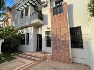 Villa de haut standing à louer à Hay Targa. Superficie 260 m². Concierge et climatisation - Villa à louer - Marrakech