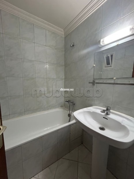 Très bel appartement en location à Agdal.
Surface de 60 m².
Avec ascenseur - Location Immobilier - Rabat - photo 5