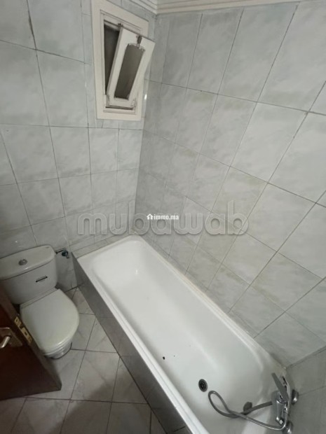 Très bel appartement en location à Agdal.
Surface de 60 m².
Avec ascenseur - Location Immobilier - Rabat - photo 6