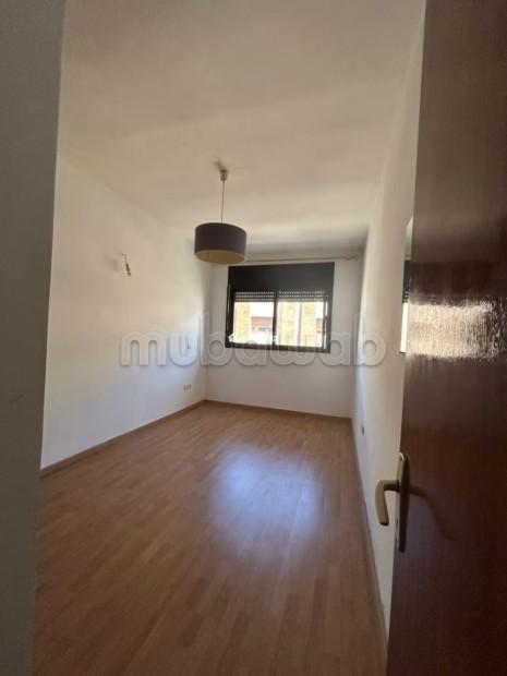 Très bel appartement en location à Agdal.
Surface de 60 m².
Avec ascenseur - Location Immobilier - Rabat - photo 7