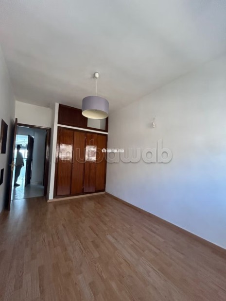 Très bel appartement en location à Agdal.
Surface de 60 m².
Avec ascenseur - Location Immobilier - Rabat - photo 8
