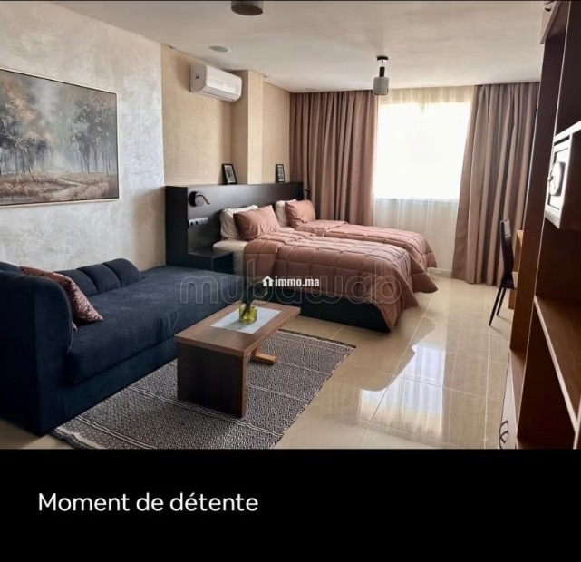 Appartement à louer à Hay Mohammadi. 2 chambres agréables. Salon contemporain - Location Immobilier - Agadir - photo 2