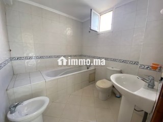 Location saisonnière à Saada. 4 pièces. Système de parabole et salon marocain - Appartement à vendre - Fes
