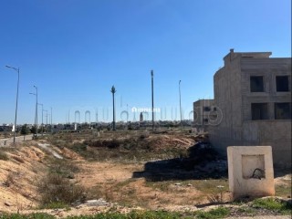 Terrain villa d'angle à Route ain Chkaf.
Superficie 329 m² - Villa à vendre - Fes
