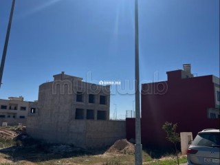 Terrain villa d'angle à Route ain Chkaf.
Superficie 329 m² - Villa à vendre - Fes