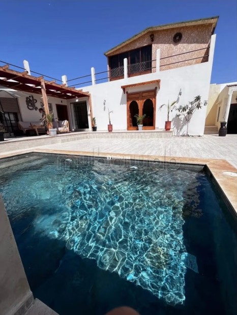 Villa de haut standing à louer à Route d'Agadir.
Surface totale 10000 m².
Bien meublé - Location Immobilier - Essaouira - photo 1