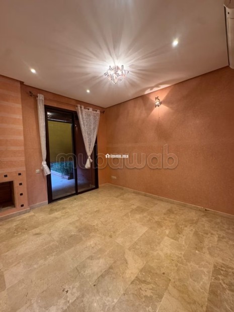 Superbe appartement à louer à Route de l'Ourika.
Surface de 227 m².
Piscine, climatisation - Location Immobilier - Marrakech - photo 4