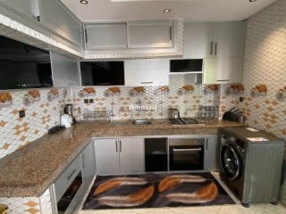 Location saisonnière en Centre. 2 grandes pièces. Système de parabole et salon marocain - Appartement à vendre - Kenitra