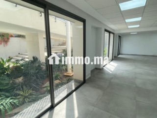 location-de-bureaux-a-agdal-superficie-1500-m2-espaces-verts-et-ascenseur
