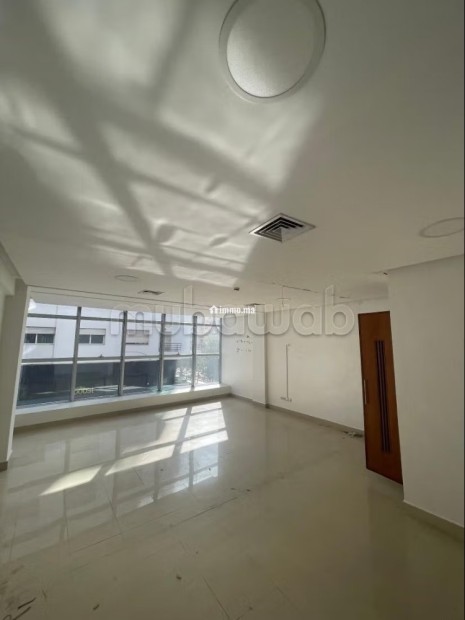 Un bureau spacieux avec place de parking en location à bd Abdelmoumen - Location Immobilier - Casablanca - photo 1