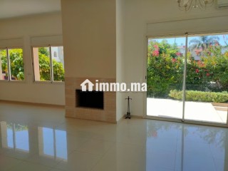 location-villa-de-haut-standing-a-ain-diab-extension-4-belles-chambres-tout-confort-avec-cheminee-et-climatisation
