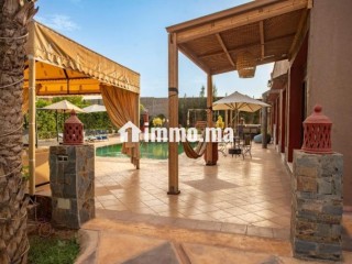 belle-villa-avec-piscine-chauffee-vue-sur-montagne