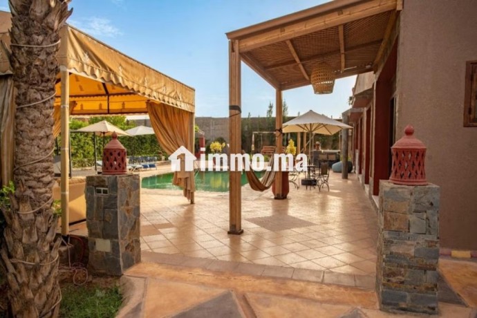 belle-villa-avec-piscine-chauffee-vue-sur-montagne-big-0
