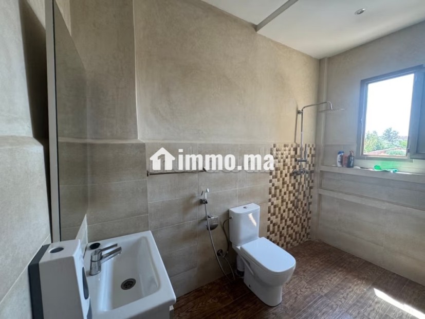 Villa de haut standing à louer à Route de l'Ourika.
Superficie 270 m².
Meublé - Location Immobilier - Marrakech - photo 6