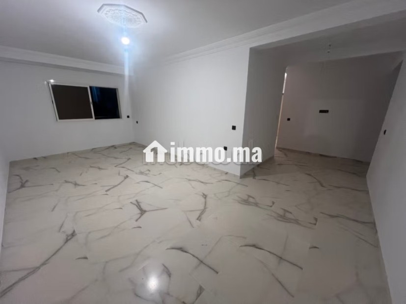 Très bel appartement en location à Harhoura.
Surface totale 90 m².
Porte blindée et système de double vitrage - Location Immobilier - Harhoura - photo 1